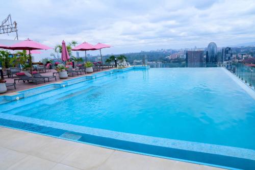 Luxury 2BR Apa- City Views at Skynest Residences