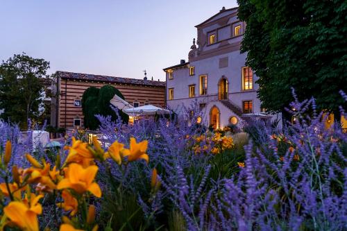 a garden with purple flowers in front of a building at Villa Balis Crema Verona Hills in Grezzana