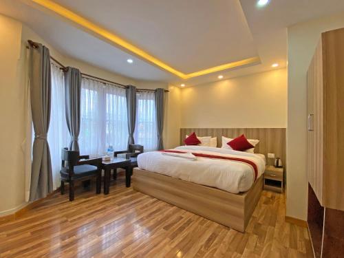 加德滿都的住宿－Hotel Royal Emperor，一间卧室配有一张床和一张书桌