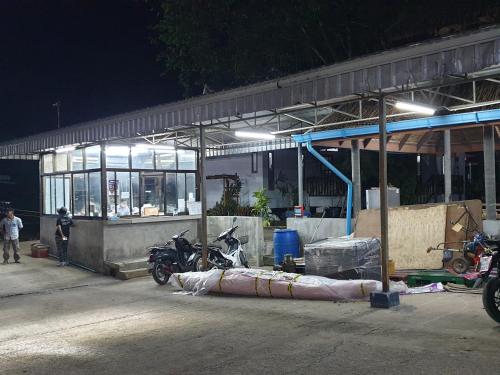 uma moto estacionada em frente a um edifício à noite em Chumphon - Koh Tao Night Ferry em Chumphon