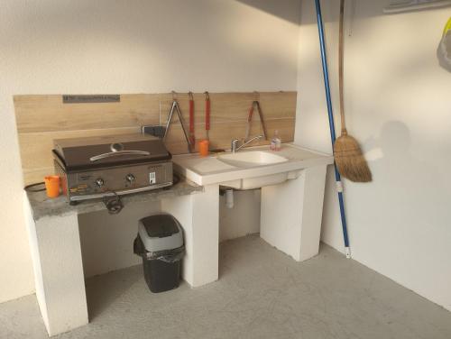 ein Modell einer Küche mit einer Spüle und einem Herd in der Unterkunft Villa Pascal mas Bories Albi # Piscine # Clim # Wifi #10 personnes in Albi