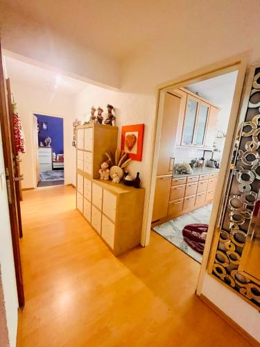 una camera con porta che si apre su una cantina di 10 min from U1 - Private room in shared apartment a Vienna