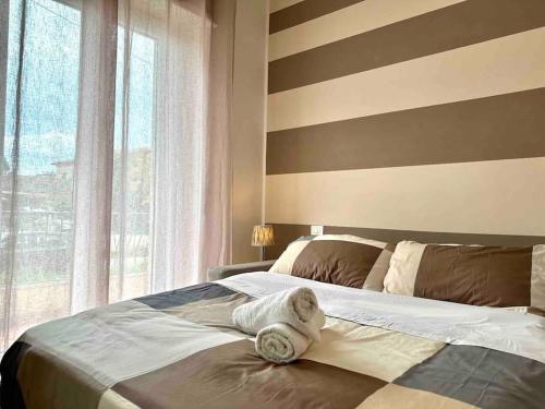 ヴェローナにあるSmall & Elegance - Your Romantic Travel in Veronaのベッドルーム1室(タオル付きのベッド1台付)