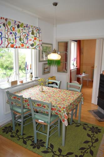 a dining room with a table and chairs at Humlebo in Boda Glasbruk
