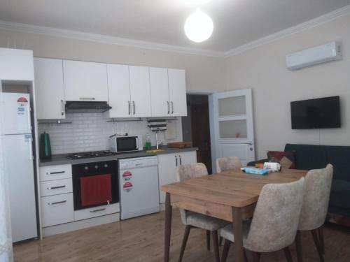 Een keuken of kitchenette bij Kaptan Apart-1 Fethiye Karagözler Evinizden uzak eviniz