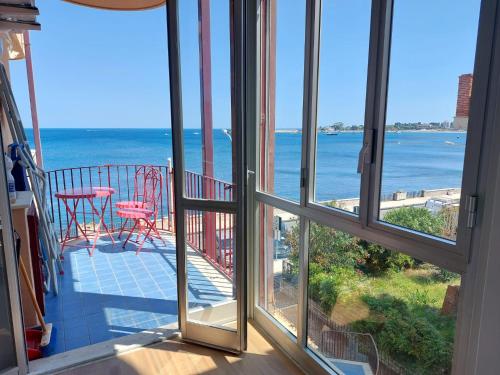 Vom Balkon eines Hauses genießen Sie Meerblick. in der Unterkunft Casa IRENE in Giardini-Naxos