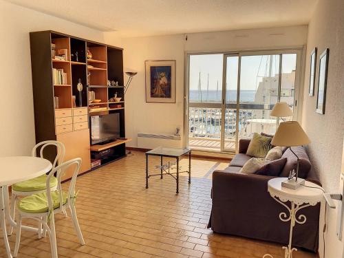 un salon avec un canapé et une table dans l'établissement Charmant T2 à La Favière avec piscine et parking privé, proche plages et commerces - FR-1-610-13, à Bormes-les-Mimosas