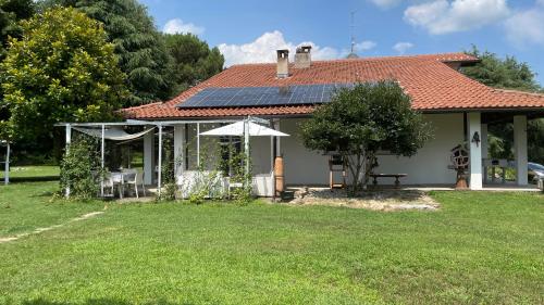 una casa con paneles solares en el techo en VILLA SELVA - Piemonte, en Agrate Conturbia
