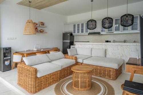 ein Wohnzimmer mit 2 Sofas und einer Küche in der Unterkunft SILENCIO - Bali Invest Club in Canggu
