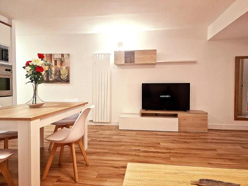 - un salon avec une table à manger et une télévision dans l'établissement Chabós Estación AVE Vigo - Charming Flats, à Vigo