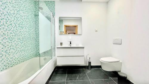 y baño con aseo, lavabo y ducha. en Stunning Coastal Retreat - Two-Bedroom Apartment in Zambujeira do Mar, en Zambujeira do Mar