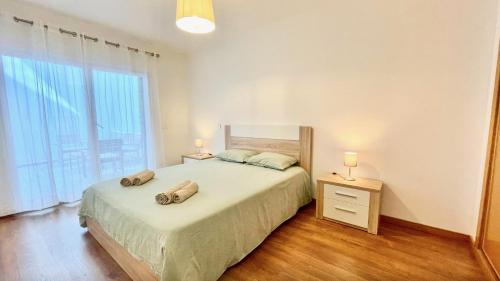 1 dormitorio con 1 cama con 2 almohadas en Stunning Coastal Retreat - Two-Bedroom Apartment in Zambujeira do Mar, en Zambujeira do Mar