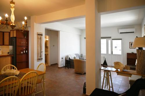 Ruang duduk di GTK Santorini Perivolos Beach House