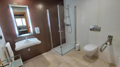 Bilik mandi di Apartahotel Comforsuite
