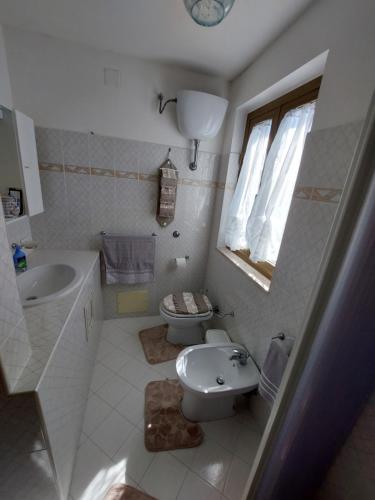 MacchiagodenaにあるB&B da Manuelaの白いバスルーム(洗面台、トイレ付)
