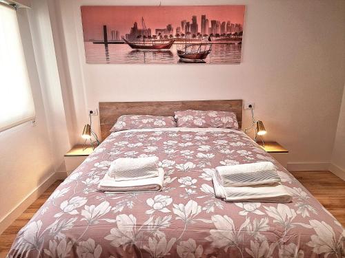 una camera da letto con un letto e asciugamani di Chabós Estación AVE Vigo - Charming Flats a Vigo