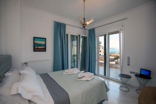 1 dormitorio con cama y ventana grande en Unique, elegant Bourtzi View Villa en Nafplio