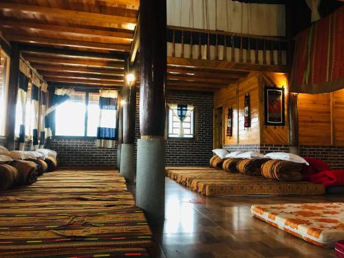 Habitación con varias camas en una habitación con techos de madera. en Sần's House en Lao Cai