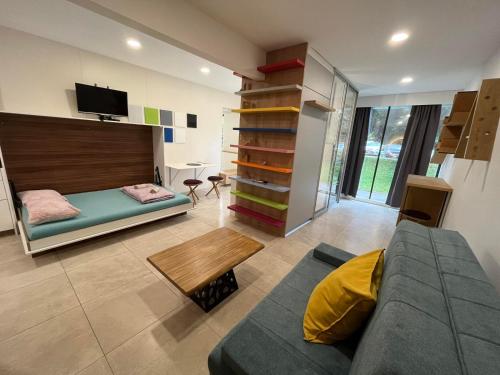 salon z kanapą i telewizorem w obiekcie Apartment ARSO w mieście Velenje