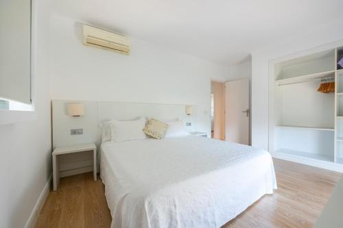 Postel nebo postele na pokoji v ubytování Apartamentos Catalina