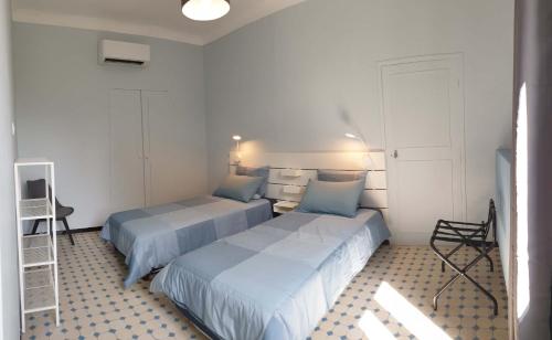 Cette chambre d'hôtel comprend 2 lits. dans l'établissement La Maison d'Isidore - Gîte 6 personnes avec climatisation, piscine et jardin clos, à Saint-Victor-la-Coste