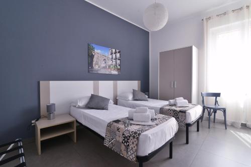 pokój hotelowy z 2 łóżkami i stołem w obiekcie B&B Le Porte Del Centro w mieście Palermo