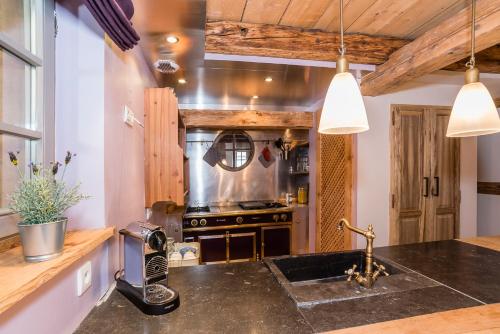 a kitchen with a sink and a stove at Maison Alsacienne 6p in Illkirch-Graffenstaden