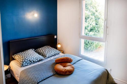 - une chambre dotée d'un lit avec 2 citrouilles dans l'établissement Lourde center Apartment 3 bed with Parking, à Lourdes