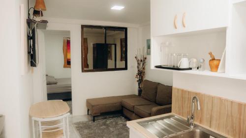 cocina y sala de estar con sofá y lavamanos en Gensan Apartment Rental, en General Santos