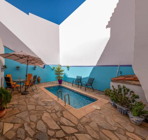 - une piscine au milieu d'une maison dans l'établissement B&B La Granadilla, à Cónchar