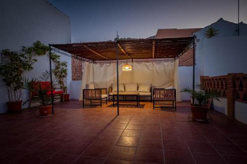 - un salon avec un canapé, une table et des chaises dans l'établissement B&B La Granadilla, à Cónchar