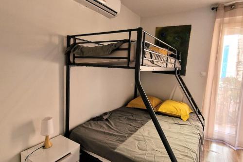 - une chambre avec 2 lits superposés dans l'établissement Unique Rare 1ère ligne neuf clim, à Banyuls-sur-Mer