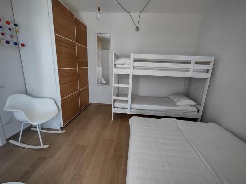 Habitación pequeña con literas y silla en Interno H10 - Olimpia Residence, en Policoro