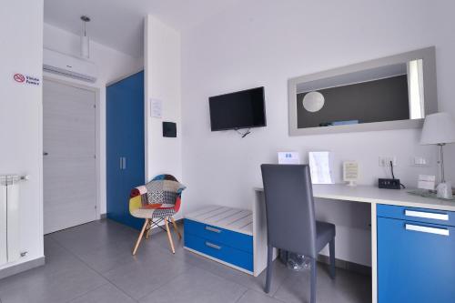 a room with a desk with a chair and a computer at B&B Le Porte Del Centro in Palermo