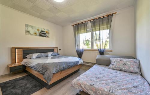1 dormitorio con cama, sofá y ventana en Beautiful Home In Zelezna Gora With Kitchen, en Grabrovnik