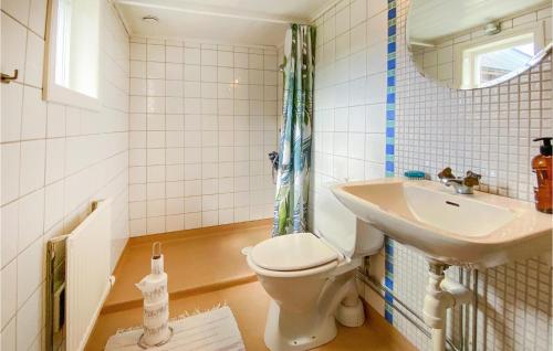 y baño con aseo y lavamanos. en 3 Bedroom Nice Home In Fjrs, en Fjärås