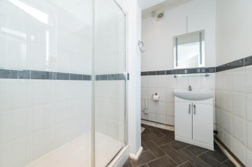 a bathroom with a shower and a sink at Free Parking Guaranteed Weekly & Monthly Stay Savings Close to Reading Station in Reading