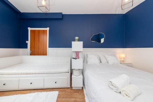 a bedroom with blue walls and two beds at Free Parking Guaranteed Weekly & Monthly Stay Savings Close to Reading Station in Reading