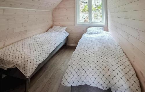 Duas camas num pequeno quarto com uma janela em 3 Bedroom Nice Home In Os 