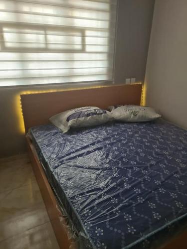 Llit o llits en una habitació de One bed apt Oluyole Akala express axis Ibadan