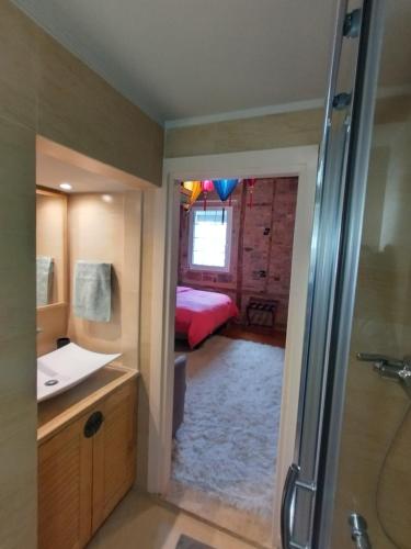 ein Bad mit Dusche und ein Bett in einem Zimmer in der Unterkunft MASTIXI Colors in Chios
