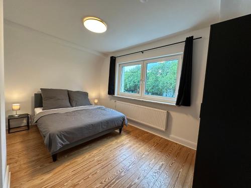 a bedroom with a bed and a window at Haus Nähe Hagenbecks Tierpark in Hamburg