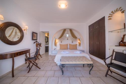 Postel nebo postele na pokoji v ubytování Chora Resort Hotel & Spa