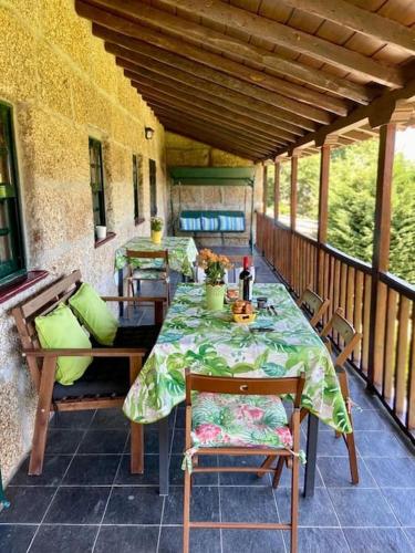 a patio with a table and chairs on a porch at Casa do Mirante in Croca