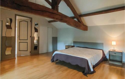 - une chambre avec un lit et du parquet dans l'établissement Stunning Home In Amailloux With Outdoor Swimming Pool, à Amailloux