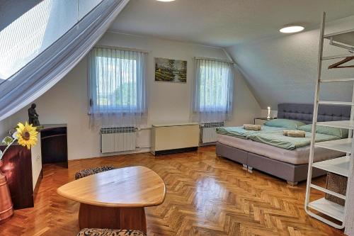 Un dormitorio con una cama y una mesa. en Villa Vili, en Limbuš