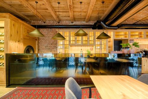 a restaurant with tables and chairs in a room at Apartamenty Chełmińskie in Chełmno