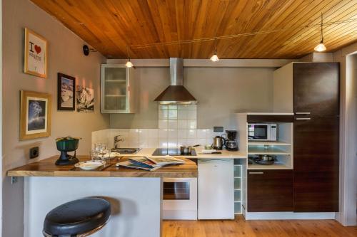 Il comprend une cuisine équipée d'un comptoir et d'un réfrigérateur. dans l'établissement Appartement Rochebrune De Megève 32 - Happy Rentals, à Megève