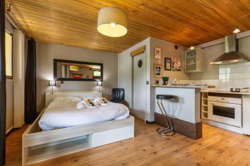 une petite chambre avec un lit et une cuisine dans l'établissement Appartement Rochebrune De Megève 32 - Happy Rentals, à Megève