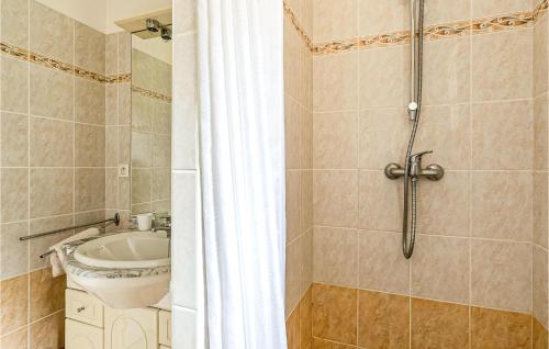 Bathroom sa Stunning Home In Beauville With Kitchen
